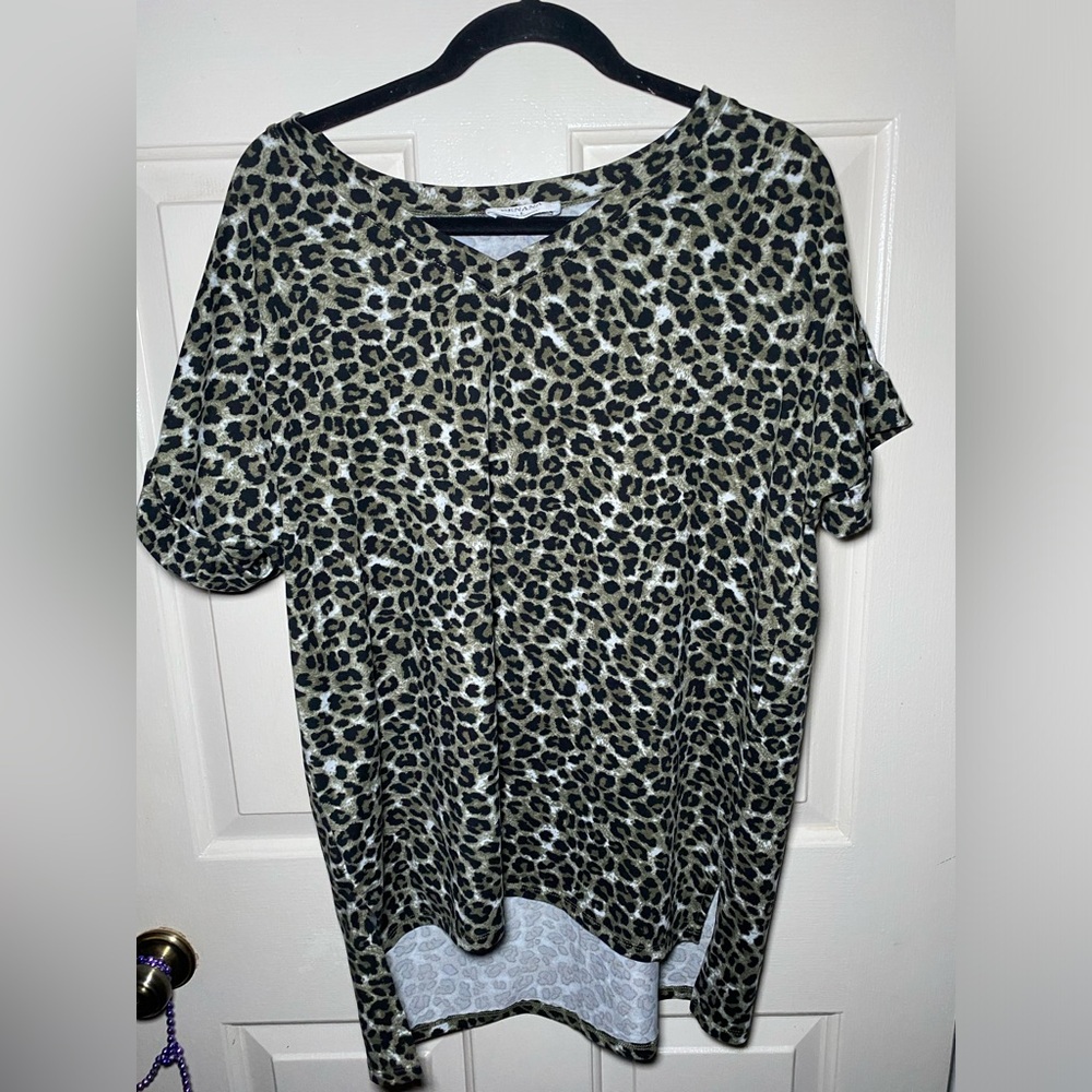 Women's Zenana Leopard Print Soft Short Sleeve V Neck Top‎ L